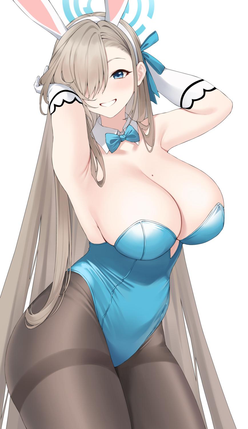 Asuna’s Alluring Smile and Cute Schoolgirl Outfit Tease and Tempt