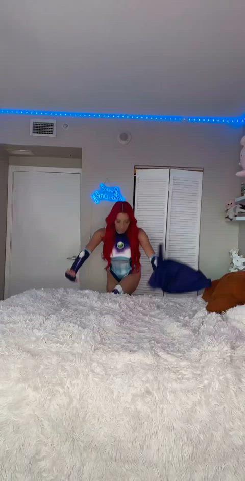 Starfire [Teen Titans] (Zoey Di Giacomo)